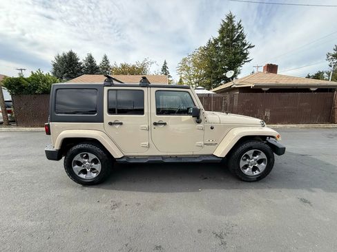 Used 2016 Jeep Wrangler Unlimited Sahara w/ Connectivity Group image 4