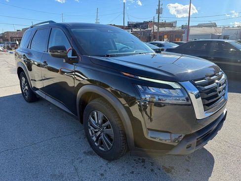 Used 2023 Nissan Pathfinder SV image 13