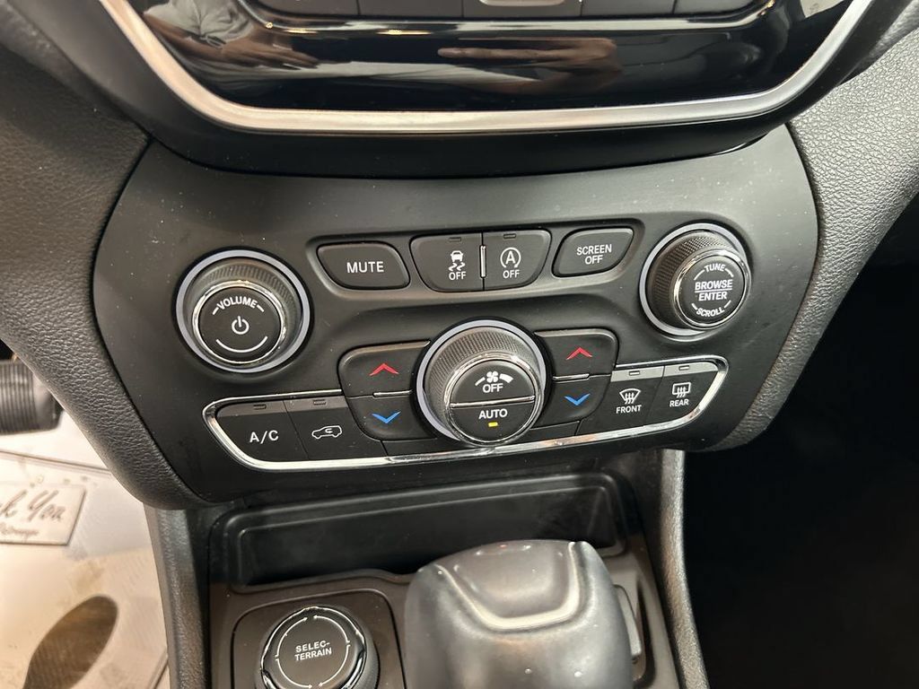 Used 2021 Jeep Cherokee Limited AWD/4WD image 16