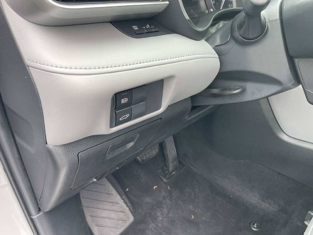 Used 2022 Toyota Highlander XLE AWD/4WD image 22