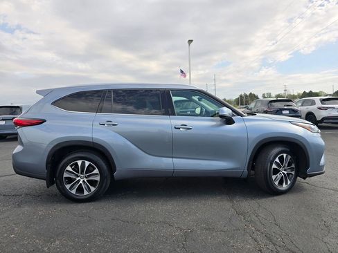 Used 2021 Toyota Highlander XLE AWD/4WD image 9