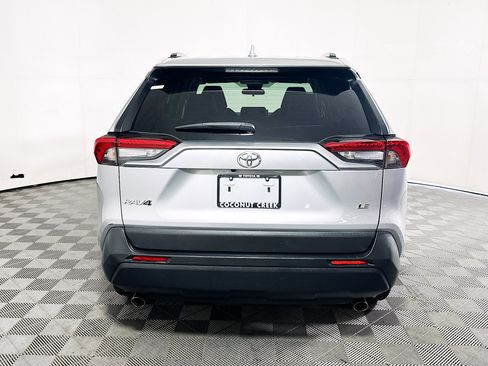 Used 2021 Toyota RAV4 LE FWD image 4
