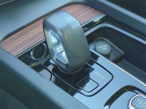 Used 2024 Volvo XC60 B5 Plus w/ Protection Package Premier image 33