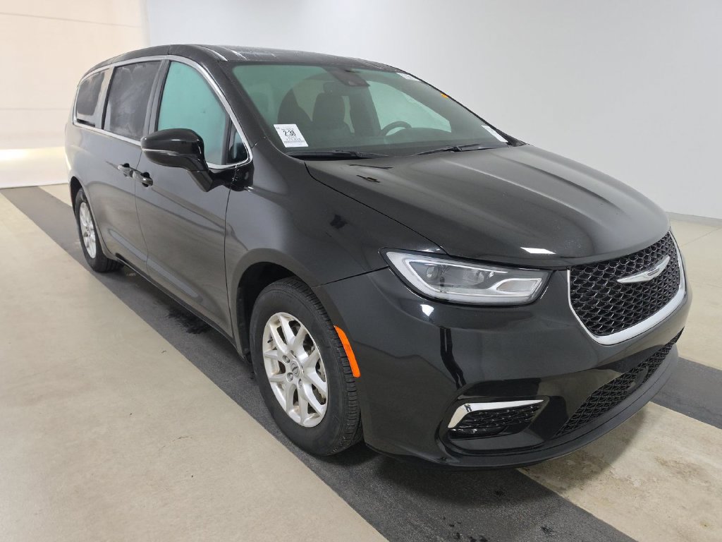 Used 2025 Chrysler Pacifica Select FWD image 3