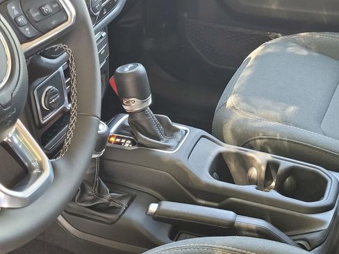 Used 2025 Jeep Wrangler Unlimited Sahara image 19