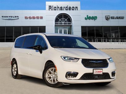 Used 2025 Chrysler Pacifica Select