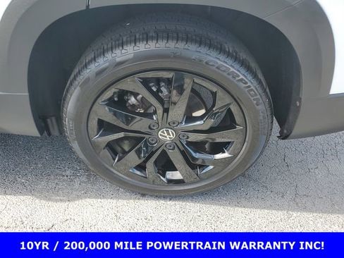 Used 2024 Volkswagen Taos SE image 32