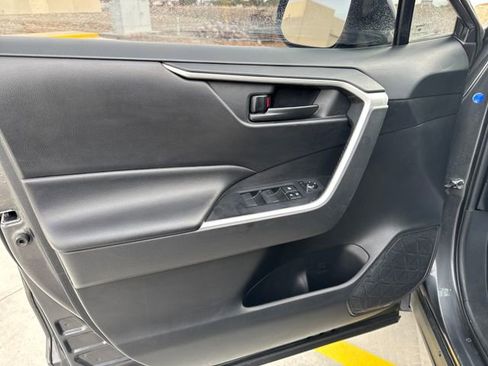 Used 2020 Toyota RAV4 LE image 10