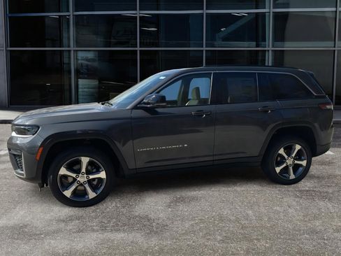 New 2026 Jeep Grand Cherokee Limited w/ Luxury Tech Group II RWD image 4