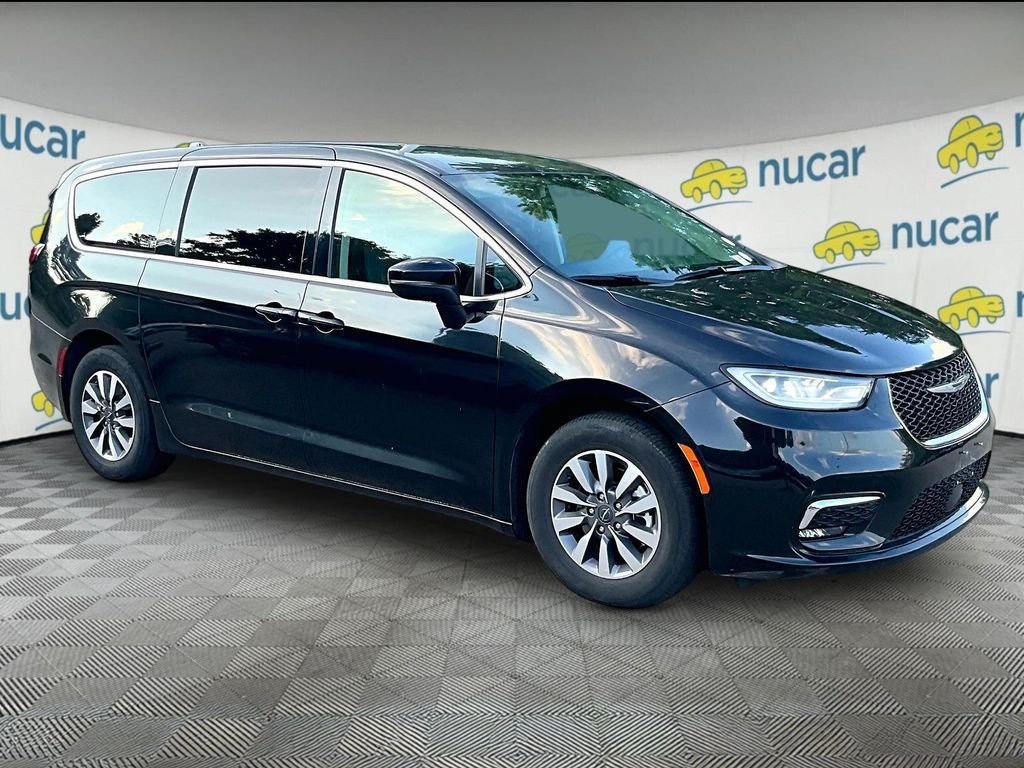 Used 2023 Chrysler Pacifica Touring-L FWD image 1