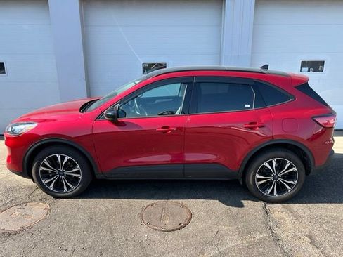 Used 2022 Ford Escape SE w/ SE Sport Appearance Package AWD/4WD image 3