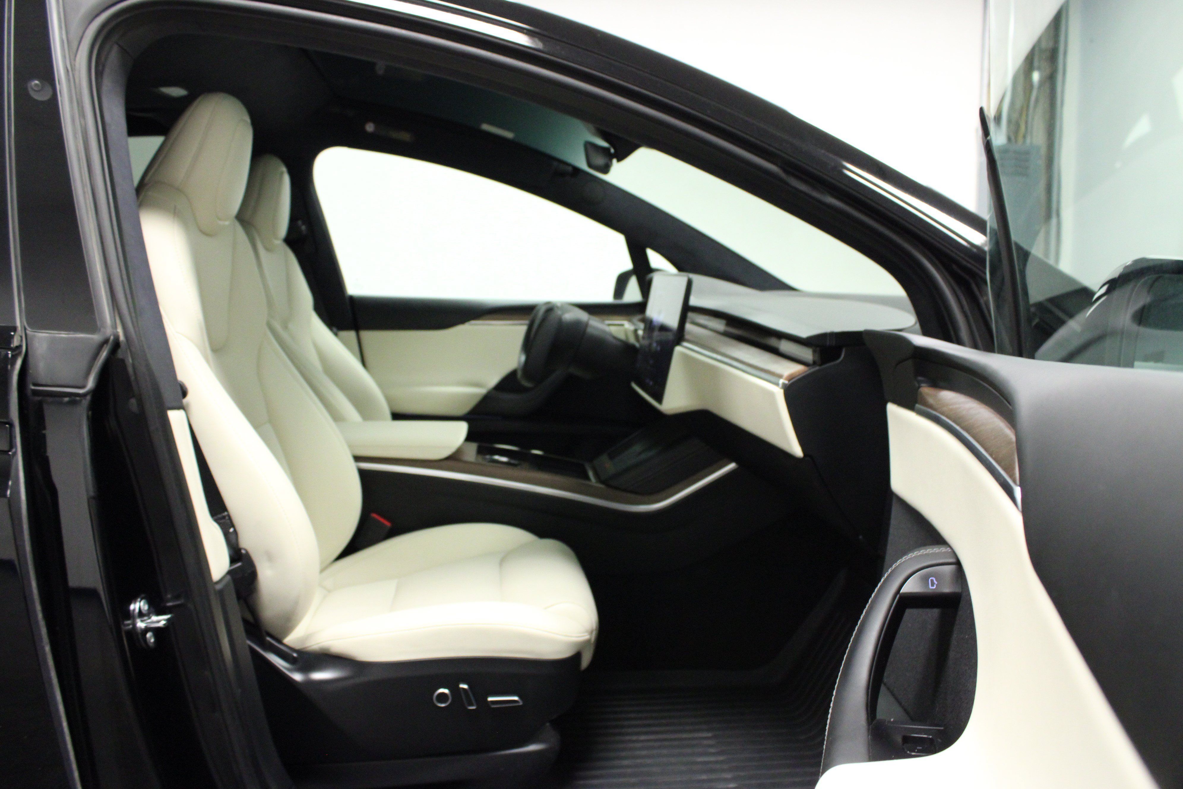 Used 2023 Tesla Model X AWD/4WD image 19