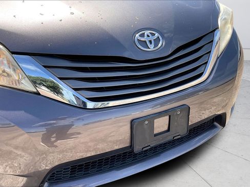 Used 2011 Toyota Sienna XLE w/ Entertainment Pkg FWD image 32