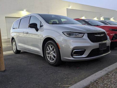 Used 2024 Chrysler Pacifica Touring-L FWD image 3