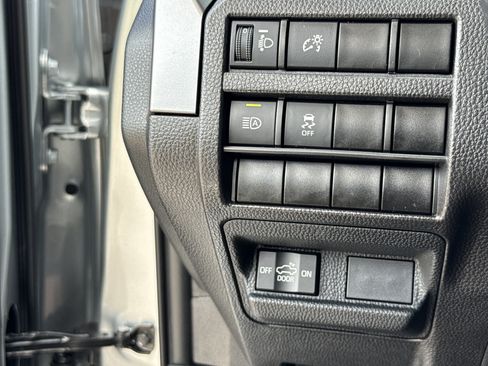 Used 2025 Toyota Tacoma SR5 AWD/4WD image 19