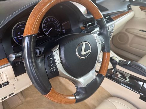 Used 2014 Lexus ES 300h w/ Luxury Package w/Bamboo Trim image 24