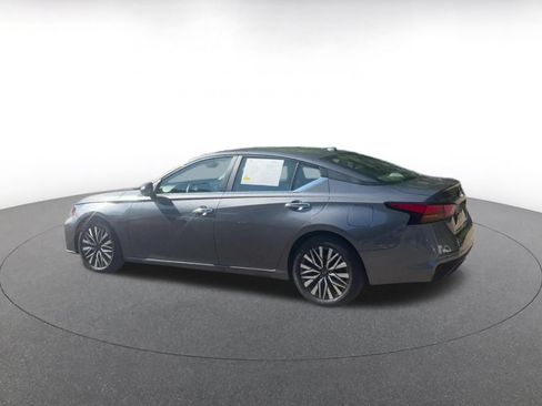 Used 2025 Nissan Altima 2.5 SV FWD image 9