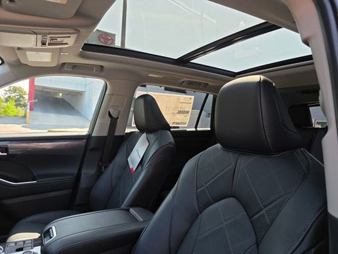 New 2026 Toyota Highlander Platinum AWD/4WD image 25