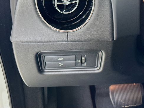 Used 2017 Jaguar XJ R-Sport image 11