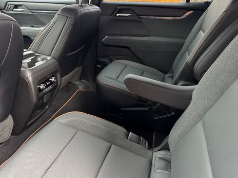 Used 2025 GMC Acadia AT4 AWD/4WD image 13