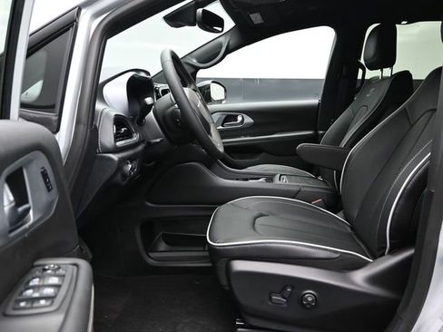New 2026 Chrysler Pacifica Limited FWD image 24
