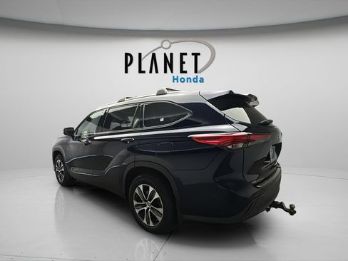 Used 2020 Toyota Highlander XLE AWD/4WD image 6