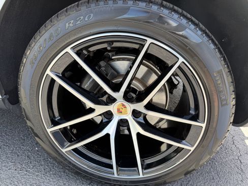 Certified 2025 Porsche Macan AWD/4WD image 10
