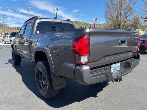 Used 2018 Toyota Tacoma TRD Sport image 18