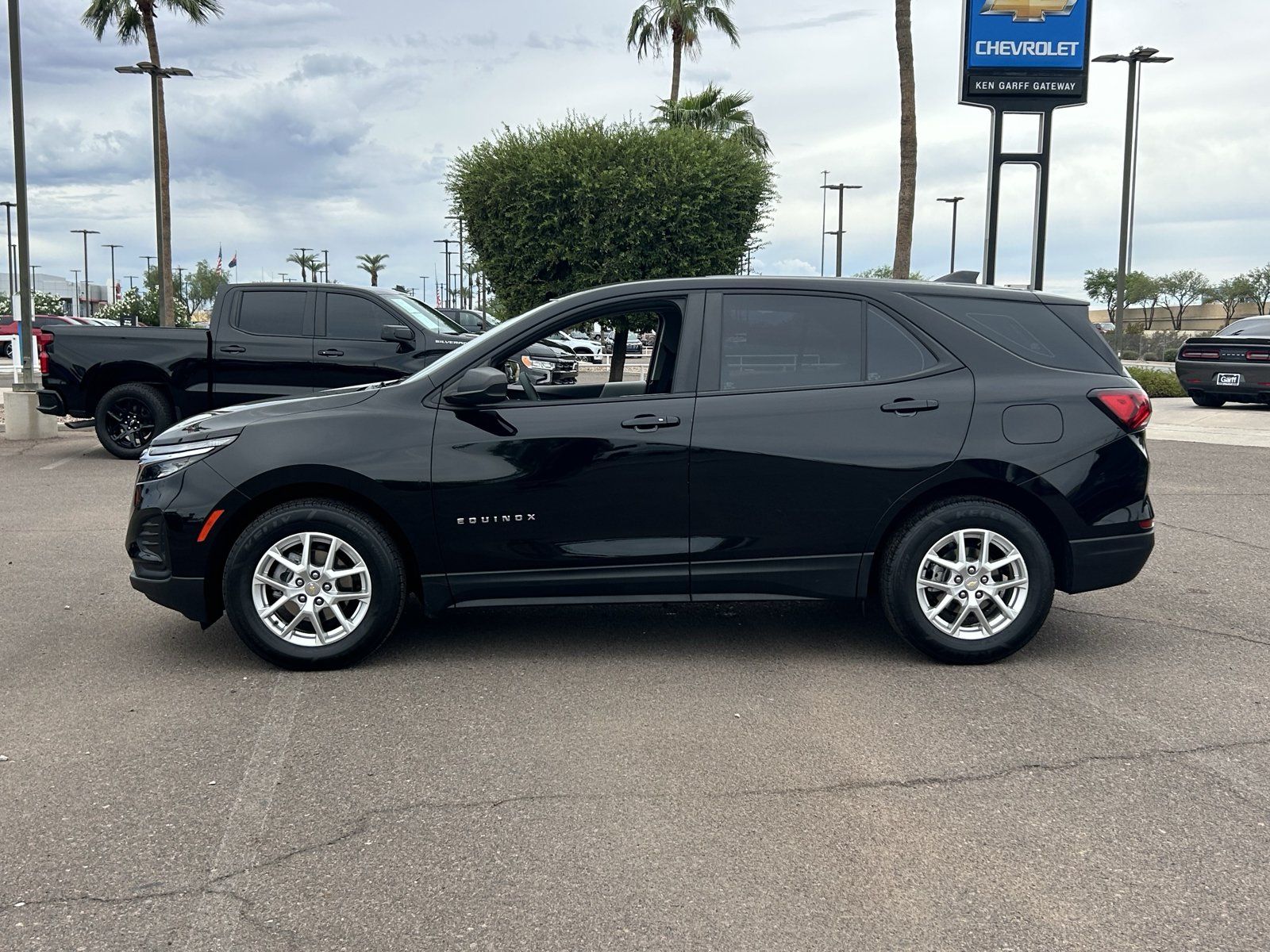 Used 2022 Chevrolet Equinox LS FWD image 2
