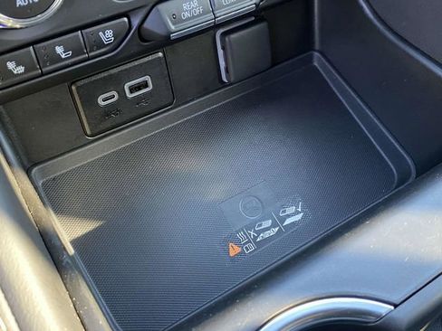 Used 2024 GMC Yukon XL SLT w/ SLT Luxury Package image 34