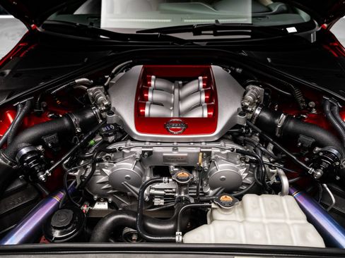 Used 2016 Nissan GT-R Premium AWD/4WD image 5