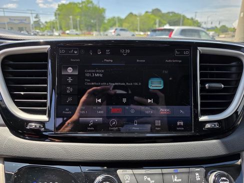 Used 2023 Chrysler Pacifica Touring-L FWD image 20