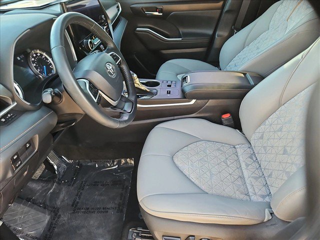 Used 2023 Toyota Highlander Bronze Edition FWD image 23