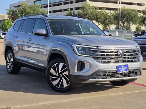 Used 2025 Volkswagen Atlas SE AWD/4WD image 2