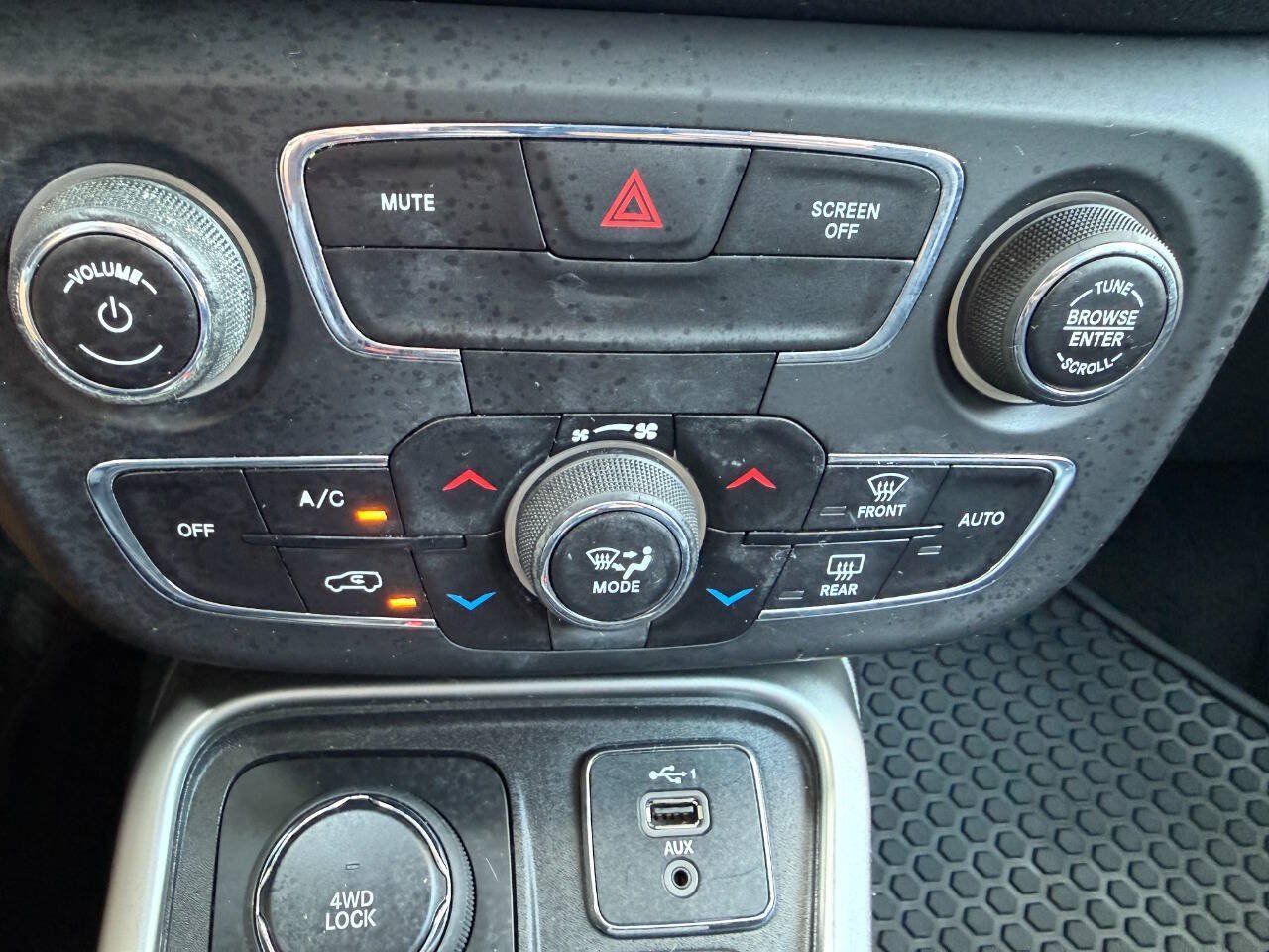 Used 2019 Jeep Compass Latitude w/ Cold Weather Group AWD/4WD image 18