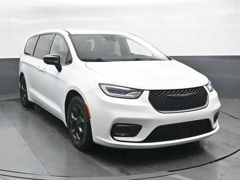 Used 2024 Chrysler Pacifica Limited FWD image 4