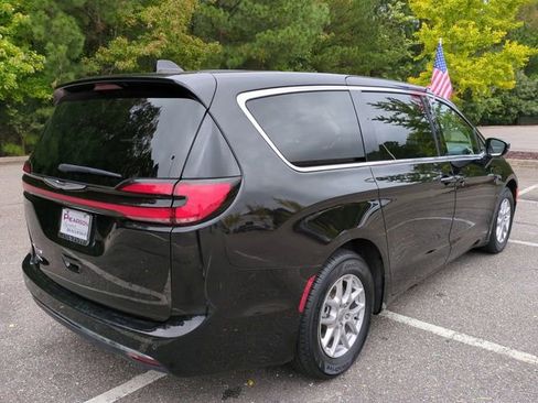 Used 2024 Chrysler Pacifica Touring-L image 4