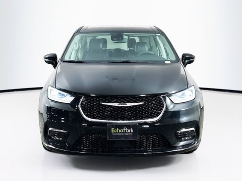 Used 2024 Chrysler Pacifica Touring-L image 2