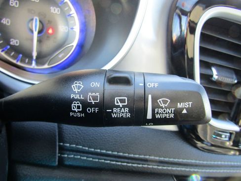 Used 2025 Chrysler Pacifica Limited FWD image 30