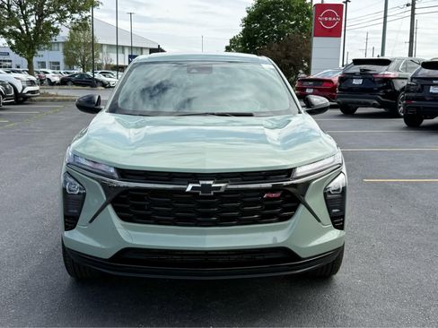 Used 2024 Chevrolet Trax RS w/ Driver Confidence Package FWD image 2
