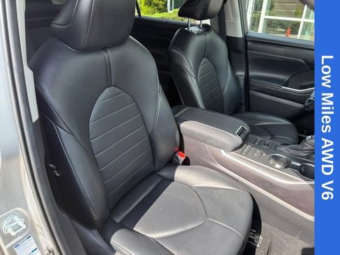 Used 2021 Toyota Highlander XLE AWD/4WD image 11