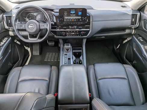 Used 2025 Nissan Pathfinder SL FWD image 18