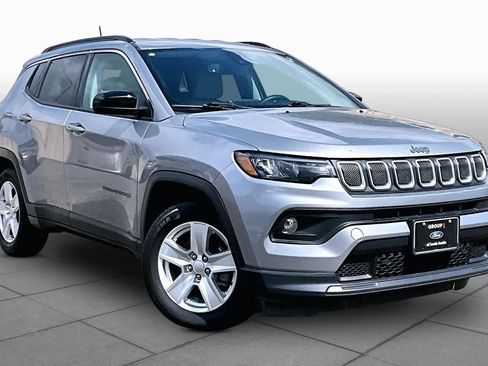 Used 2022 Jeep Compass Latitude w/ Convenience Group FWD image 3