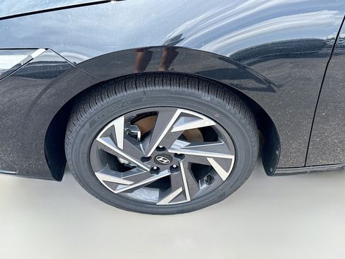New 2026 Hyundai Elantra Limited FWD image 23