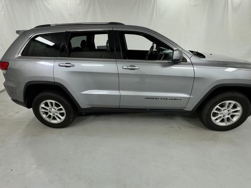 Used 2018 Jeep Grand Cherokee Laredo AWD/4WD image 2