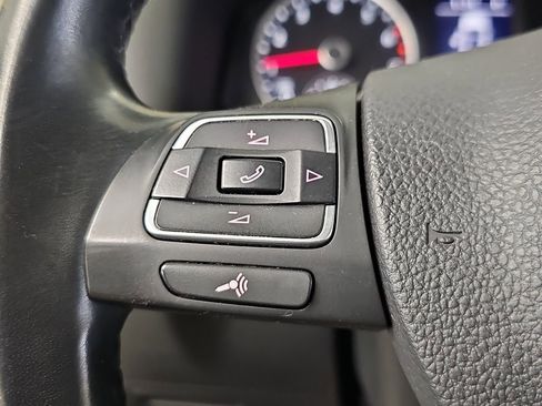 Used 2016 Volkswagen Tiguan SE image 19