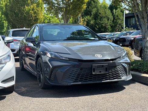 Used 2025 Toyota Camry SE FWD image 2