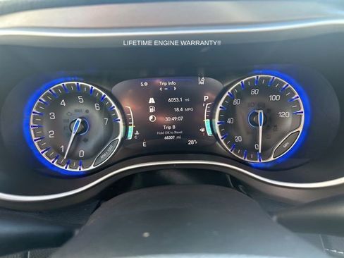 Used 2022 Chrysler Pacifica Touring-L image 19