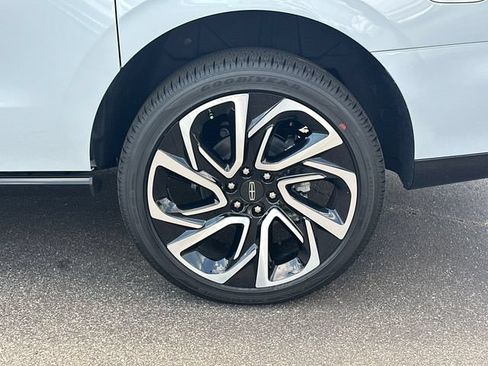 New 2026 Lincoln Navigator L Reserve AWD/4WD image 19