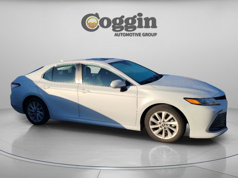 Used 2022 Toyota Camry LE image 7